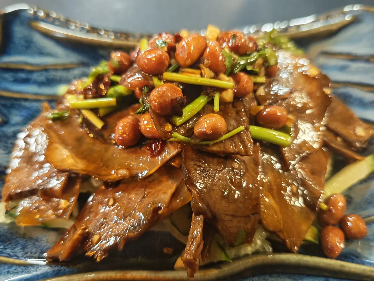 Würziger Salat mit Erdnüssen