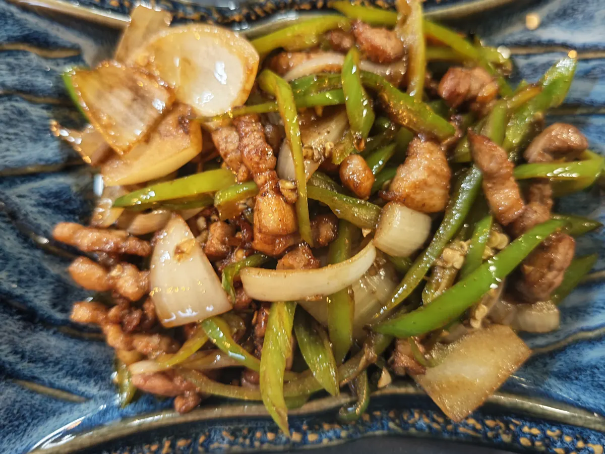 Wok-Gericht mit Paprika und Fleisch